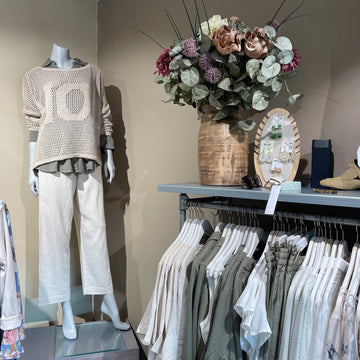 Mannequin i Pure Copenhagen butik i Tune med strik fra Marta og bukser fra Freequents ny kollektion