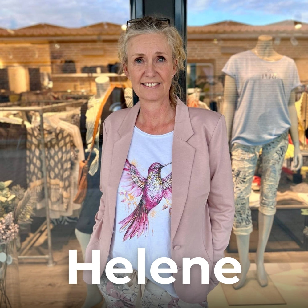 Helene Elmer – stylist og ejer af Pure Copenhagen foran butikken i Tune